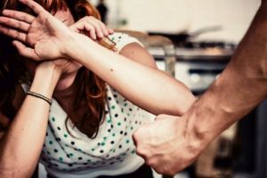 Reţinut după ce şi-ar fi agresat soţia şi încălcat un ordin de protecţie: Decizia procurorilor