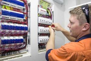 De la sisteme conventionale la sisteme automatizate – 5 Avantaje ale tablourilor electrice