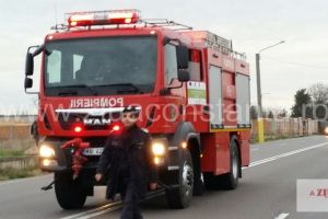 Alunecare de teren in judetul Valcea. O portiune dintr-un drum comunal, distrusa. Zeci de gospodarii afectate