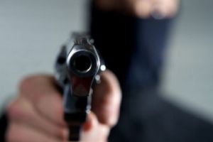 Înarmat cu pistol şi cagulă, un tânăr a jefuit mai multe magazine din Braşov