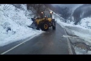 Drumarii îndepărtează zăpada de pe DN 67D Godeanu