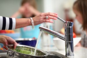 Ministerul Sănătăţii avertizează: Apa potabilă din Bucureşti nu poate fi folosită