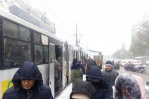 Deţinut, recompensat cu o permisie de 24 de ore, înjunghiat după ce a împiedicat un FURT în tramvai
