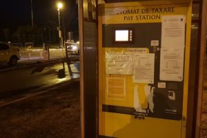 VIDEO FOTO – Cozi şi nervi la parcarea din Aeroportul Sibiu. Automatele de taxare defecte de câteva săptămâni