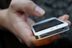 Tineri reţinuţi pentru furtul a 25 de telefoane mobile