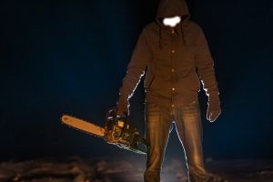 Un arădean i-a TĂIAT CAPUL cu DRUJBA unui bărbat din Timiş
