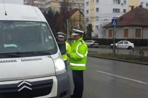 Peste 200 de autovehicule destinate transportului public de persoane şi marfă verificate de poliţiştii din Alba. Amenzi în valoare totală de 26.110 lei