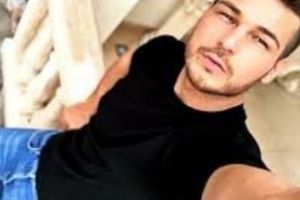 EXCLUSIV. Spovedania lui BOTEZATU. Cum a reacţionat MAMA lui când a aflat că e GAY  