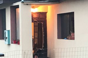 FOTO Crimă înfiorătoare – Bărbat decapitat cu o drujbă în curtea casei în Timiş