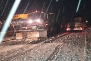 O banală ninsoare a blocat la propriu DN1. Drumarii au apărut TÂRZIU. Narcis Neaga îţi place cum arată drumul?