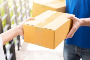 Un curier din Sibiu a furat banii primiţi pe rambursarea coletelor