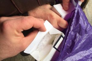 Inselaciune cu tigari de contrabanda la Constanta. Ce a gasit o femeie in cartoanele de tigari cumparate din Piata Tomis 3