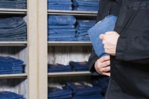 Un sibian a furat haine şi încălţăminte de aproape 1.500 de euro din Germania