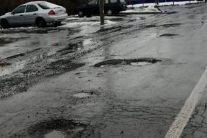 Aradul, PLIN DE GROPI! Cetăţenii se plâng de starea deplorabilă a asfaltului din municipiu (GALERIE FOTO)