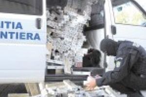 42.800 de tigarete ascunse in tavanul unui microbuz