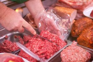 Aproximativ 170 de kg de carne confiscată de poliţiştii harghiteni cu sprijinul Direcţiei Sanitare Veterinare