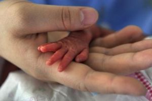 Industria marxistă a MORȚII: „AVORT chiar şi în timpul DILATĂRII... Nou-născut OMORÂT la cererea Mamei”