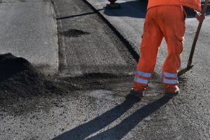 Încep plombările în oraş. Apaservul a plombat gropile din pod