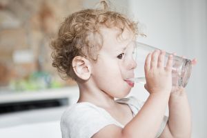 Atenţie! Prin fierbere apa măreşte cantitatea de clor. Nu se recomandă să fie folosită pentru copii