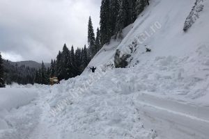 Altă avanalşă pe DJ 714. Se lucrează la deblocarea drumului