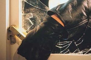 Tentativă de jaf la o casă de schimb valutar din Aleşd. Spărgătorii au fost prinşi în flagrant