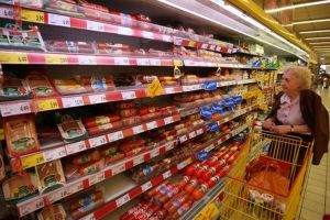 Blat între trei reţele de supermarket-uri în privinţa preţurilor percepute