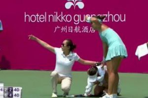 TENIS: Românca Patricia Țig s-a probuşit pe teren în timpul unui meci. A fost nevoie de intervenţia medicului