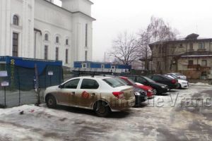 A fost sau n-a fost blat? Liberalii s-au dezis de un coleg şi au votat desfiinţarea unor locuri de parcare în favoarea lui ÎPS Ciprian