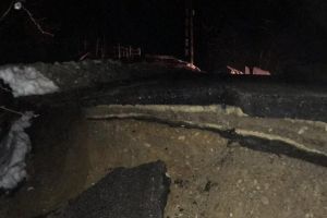 Dezastru în Vâlcea:  Ploile au „rupt” drumul de legătură între Slătioara şi Vaideeni