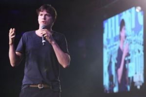 De ce Ashton Kutcher şi-a făcut public numărul de telefon