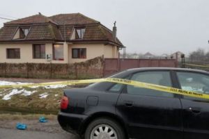 Un BMW vechi, mobilul unei crime terifiante. I-a tăiat capul cu drujba în faţa fiilor