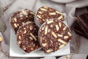 Reţeta săptămânii – Salam de biscuiţi  cu nuci şi mascarpone