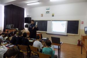 Poliţişti, printre elevi: Oamenii legii au promovat nonviolenţa în şcoli