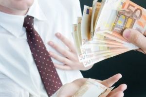 LOVITURĂ devastatoare pentru ROMÂNII care vor să facă un ÎMPRUMUT.Breaking news