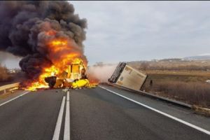 Accident cumplit pe DN 6, în Caraş Severin, soldat cu pierderi de vieţi omeneşti. Două TIR-uri s-au izbit frontal. 