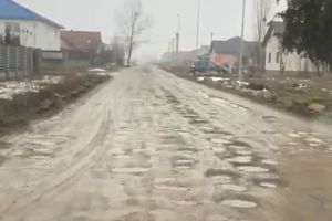 Drumul din Săcălaz care face locuitorii să tremure: groapă lângă groapă pe o şosea lângă Timişoara