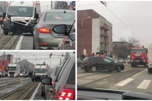 Ambulanţă oprită din drumul spre intervenţie de un şofer care nu i-a acordat prioritate