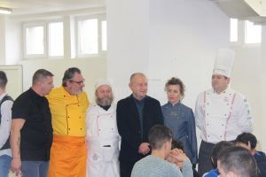 Zâmbete largi, răsplata pentru masa caldă oferită copiilor de la căminul din Gura Humorului