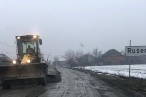 FOTO. A început nivelarea drumului spre Ruşeni. Au astupat gropile cu lama