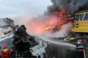 ȘOCANT. Impactul dintre cele două tiruri de pe DN6, surprins în imagini VIDEO!