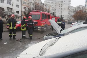 O maşină a fost cuprinsa de flăcări în parcarea unui supermarket