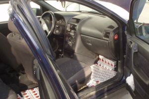 Bărbat oprit în trafic, prins cu ţigări de contrabandă. Amendat drastic