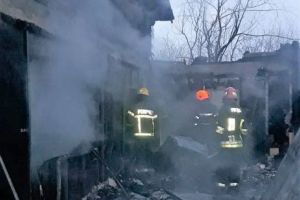 Incendiu violent la 2 Mai. Bărbat mort, găsit carbonizat, în baia casei