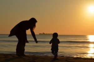 Ce soluţie a găsit Ucraina pentru părinţii care nu au cu cine să îşi lase copiii acasă. Ce înseamnă serviciul “Dădaca municipală”
