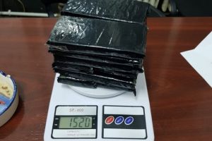 Colet suspect expediat din Spania. Ce au gasit procurorii DIICOT in pachet. Un barbat a fost retinut (galerie foto)