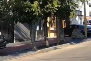 Atentie soferi. Se aplica amenzi la parcarea autoturismelor pe trotuarele de pe strada Pandurului din Constanta (galerie foto)