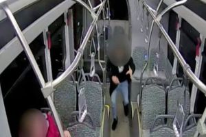 AUTOBUZ ATACAT cu pietre, la Constanţa. CĂLĂTOR RĂNIT