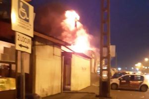 Incendiu la un fast food de lângă Piaţa Mehala. Zeci de pompieri au intervenit de urgenţă