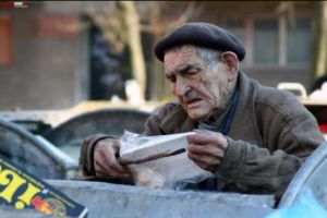 Guvernul condamnă Moldova la sărăcie. Cei mai mulţi români care pleacă în străinătate sunt din zona Moldovei
