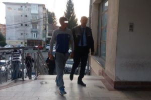 Spărgătorii de la Orange Shop rămân în arest la domiciliu